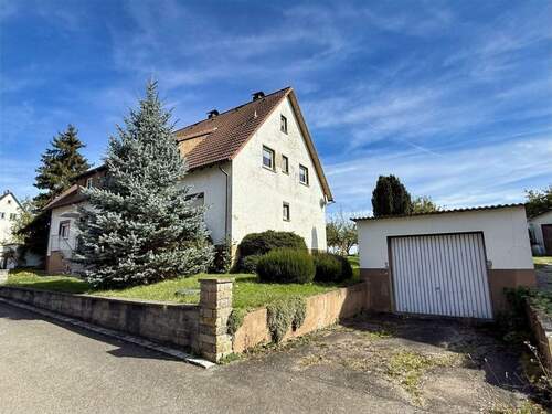 Ansicht mit Garage und Stellplatz - 