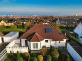 Ansicht_1 - DREAMHOUSE Immobilien: Moderner Bungalow - komfortabel, barrierefrei und zukunftssicher