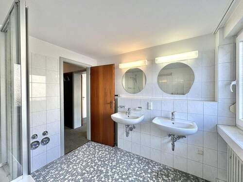 Mit zwei Waschbecken - 