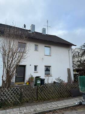 Außenansicht - Sanierungsbedürftige Doppelhaushälfte mit großem Garten und Gestaltungspotenzial - Verkauf im Bieterverfahren