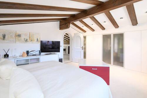 Gemütliches Schlafzimmer mit Sichtdachstuhl I DG - 