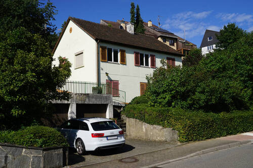 Südansicht Hauszugang über Doppelgarage - Einfamilienhaus mit Doppelgarage und sehr schönem Gartengrundstück
