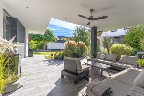 Terrasse mit Blick in den Garten - 