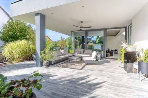 Terrasse mit Blick zum Wohnbereich - 