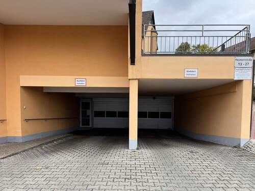 Ein- und Ausfahrt Tiefgarage - 