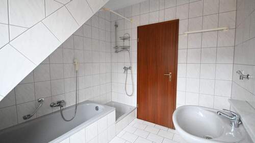 ...Badewanne und Dusche - 