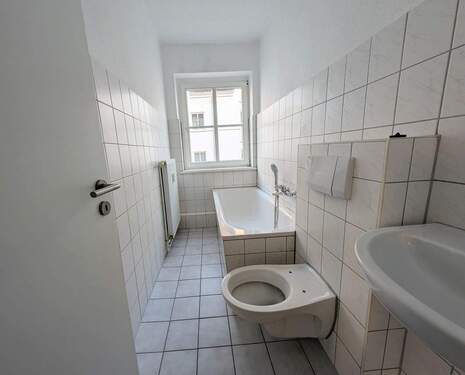 Bad mit Fenster + Wanne - 2 Zimmer Etagenwohnung in Rostock