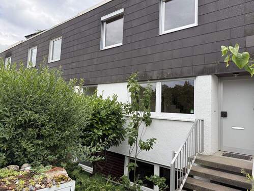 Vorderansicht - Reihenhaus mit Garten in 97204 Höchberg am Hexenbruch - ruhig, gepflegt & vielseitig