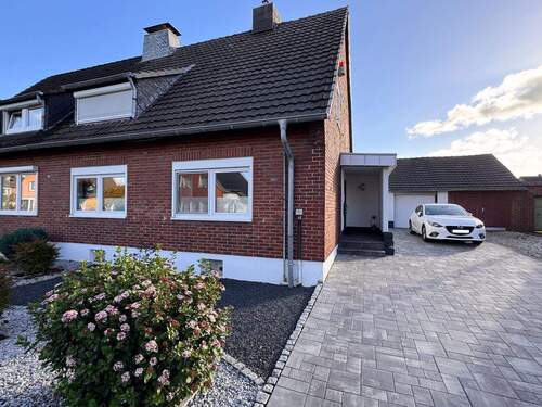 Hausansicht - MeinRaum... Wohlfühlen garantiert - Lassen Sie sich überraschen! Doppelhaushälfte mit Terrasse, großem Garten, Garage und Stellplätzen in Erkelenz