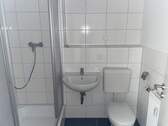 Bad mit Dusche - 