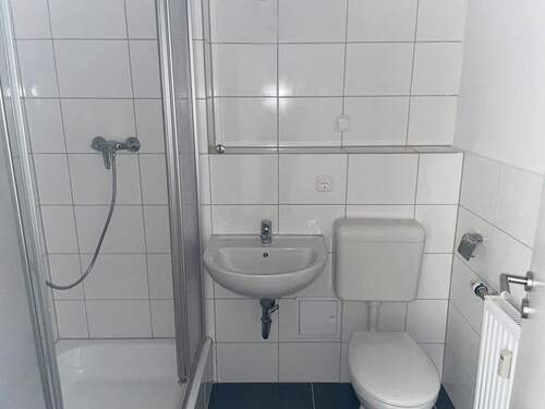 Bad mit Dusche - 