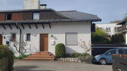 Hausansicht - Teilsanierte DHH mit Hobbyraum, Balkon, Garten und Garage, in Gauting