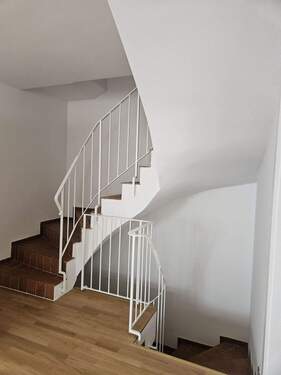 Treppe mit Zugang zum Keller und 1.OG - 