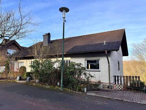 Straßenansicht.jpg - Wohnen auf einer Ebene, herrlicher Fernblick und viel Sonne! Einfamilienhaus mit Einliegerwohnung in westl. Lage