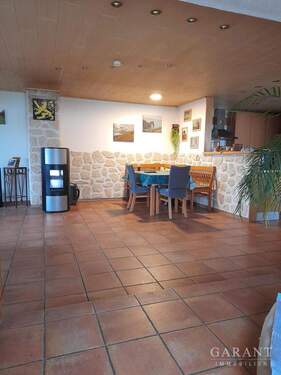 Wohn-Esszimmer mit Pelletofen - 7 Zimmer Mehrfamilienhaus, Wohnhaus in Haßloch