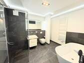 Bad - Jetzt aber! + Neubau mit Lift + Parkett + Fußbodenheizung + 2 Balkone + Wanne & Dusche + LED-Licht