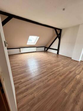 Zimmer 1 - große 4-Raum-Wohnung mit Balkon und Gartenmitnutzung