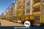Hausansicht - Einziehen statt sanieren: 100 m² Altbau mit Loggia im Prenzlauer Berg