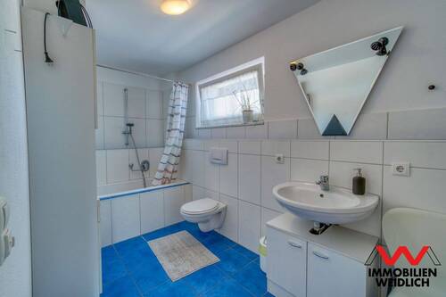 Bad mit Wanne und Fenster im Obergeschoss - 