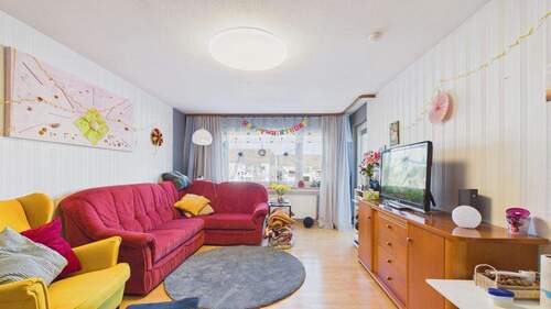 Wohnzimmer - 3 Zimmer Etagenwohnung zum Kaufen in Eningen unter Achalm