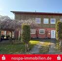 Straßenansicht - Großzügiges Wohnen mit Potenzial! Reihenendhaus mit Doppelcarport und Garage in Hüllerup