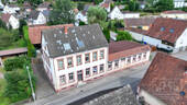 Luftaufnahme Straßenseite - 1 Zimmer Mehrfamilienhaus, Wohnhaus zum Kaufen in Hinterweidenthal