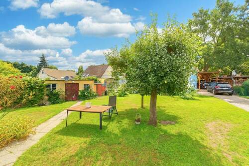 Freizeit mit der Familie im sonnigem Gaten - 