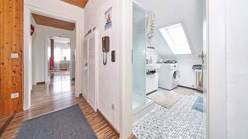 Tageslichtbad und Eingangsbereich - 