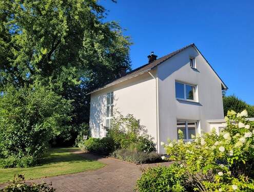 Ansicht von der Straße - RESERVIERT Provisionsfrei und schnell bezugsfertig - Ihr Traumhaus!