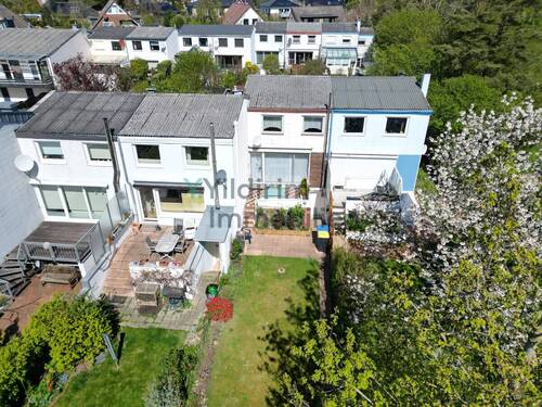 Luftaufnahmen - Familienidyll im Grünen: Reihenhaus in begehrter Lage in Cuxhaven mit wunderschönem Garten.
