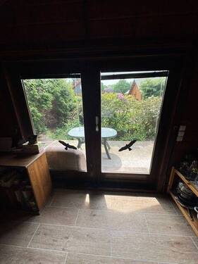 Blick vom Wohnzimmer auf die Terrasse.JPG - 2 Zimmer Mehrfamilienhaus, Wohnhaus zum Kaufen in Dahlenburg