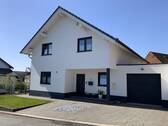 Straßenseite mit großer Garage und Werkstatt - 6 Zimmer Einfamilienhaus zum Kaufen in Schöffengrund
