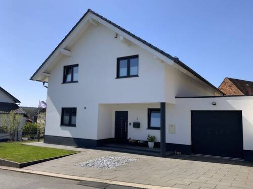 Straßenseite mit großer Garage und Werkstatt - 6 Zimmer Einfamilienhaus zum Kaufen in Schöffengrund