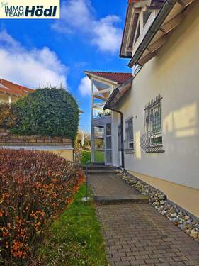 Hauseingang - 3 Zimmer Etagenwohnung zum Kaufen in Reutlingen