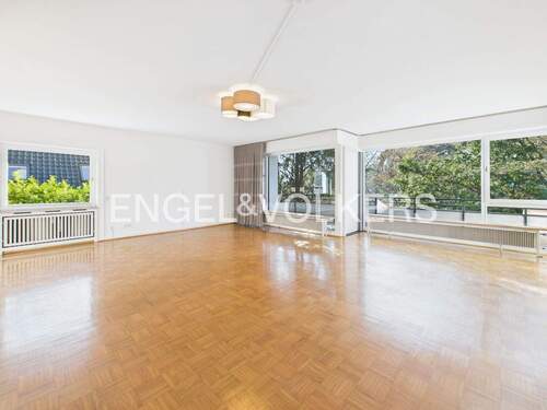 Weiträumiges Wohn- und Esszimmer - Lichtdurchflutete 4-Zimmer Wohnung mit Balkonen in Stadtwaldnähe