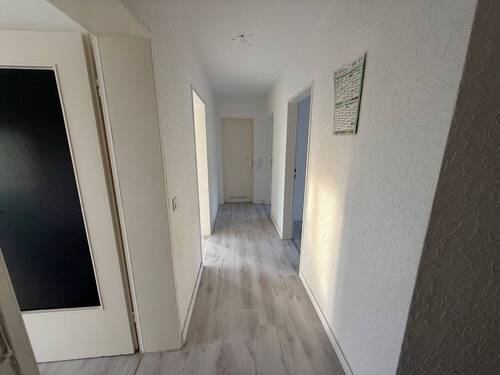 Einladender Flur mit vielen Stellflächen - 