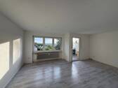 Freundlicher Wohnbereich und Zugang Südwestloggia - Provisionsfrei & bezugsfähig! Nette 3-Zimmer-Wohnung mit Südwestloggia, ca. 77,6 qm im 1.OG in ruhiger Hanglage