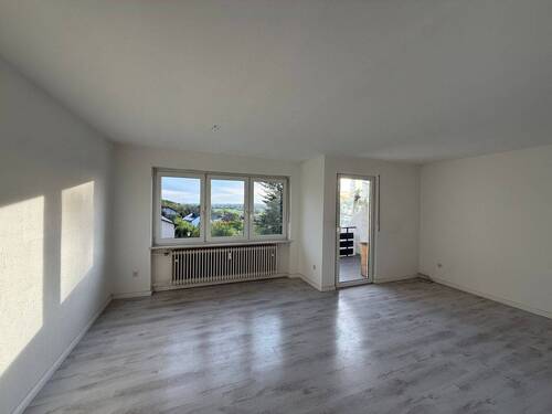 Freundlicher Wohnbereich und Zugang Südwestloggia - Provisionsfrei & bezugsfähig! Nette 3-Zimmer-Wohnung mit Südwestloggia, ca. 77,6 qm im 1.OG in ruhiger Hanglage