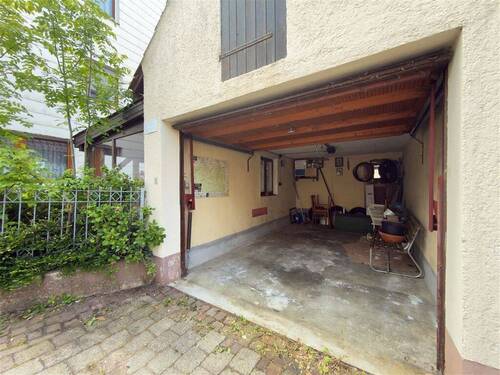Garage + Stellplatz - 