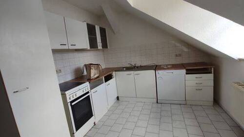 IMG_2792 - Großzügige DG 3-Zimmer mit Einbauküche, Wannenbad und Parkett in zentraler Lage!