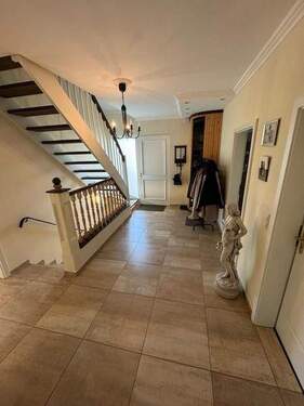 38 Flur mit Treppenhaus - 