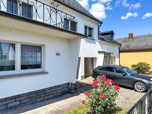 Vorhaus, Garagen, Anbau - 7 Zimmer Mehrfamilienhaus, Wohnhaus in Neukirch