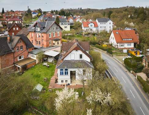 Luftansicht Vorderseite - Stadtnahes Zweifamilienhaus auf traumhaftem Grundstück in Coburg