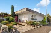 Außenansicht Haus 1.jpg - Ein Zuhause mit Perspektive - freistehender Bungalow mit Traumgrundstück in Dormagen-Hackenbroich