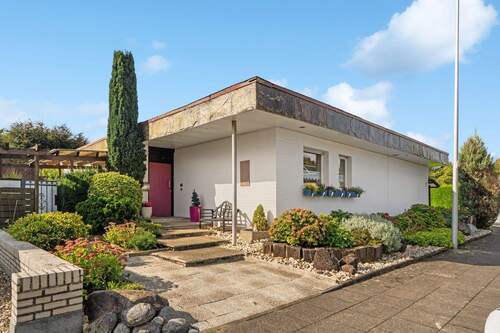 Außenansicht Haus 1.jpg - Ein Zuhause mit Perspektive - freistehender Bungalow mit Traumgrundstück in Dormagen-Hackenbroich