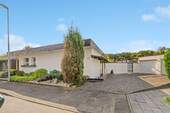 Außenansicht 2- Sicht auf Doppelgarage.jpg - 8 Zimmer Bungalow zum Kaufen in Dormagen
