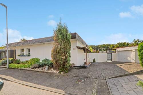 Außenansicht 2- Sicht auf Doppelgarage.jpg - 8 Zimmer Bungalow zum Kaufen in Dormagen