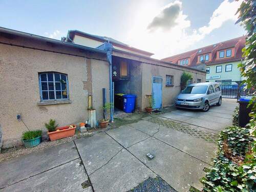 Nebengelass und Garage - 