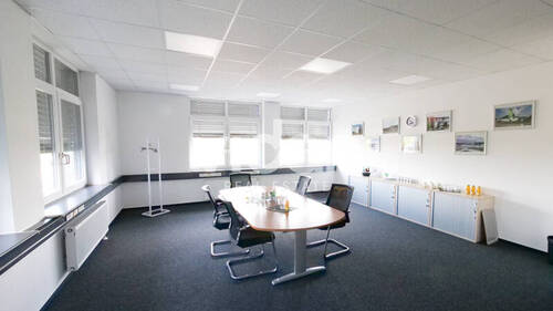 1 - Helle Büros mit genügend PKW Stellplätzen!