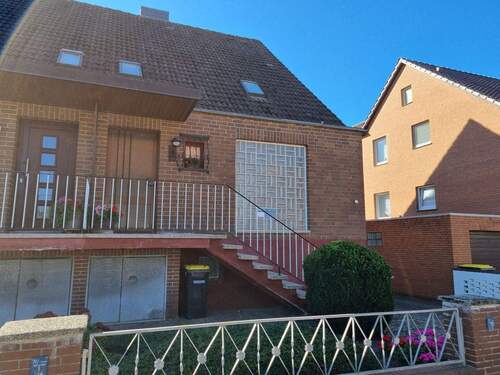 Eingangsseite - 5 Zimmer Doppelhaushälfte zum Kaufen in Garbsen